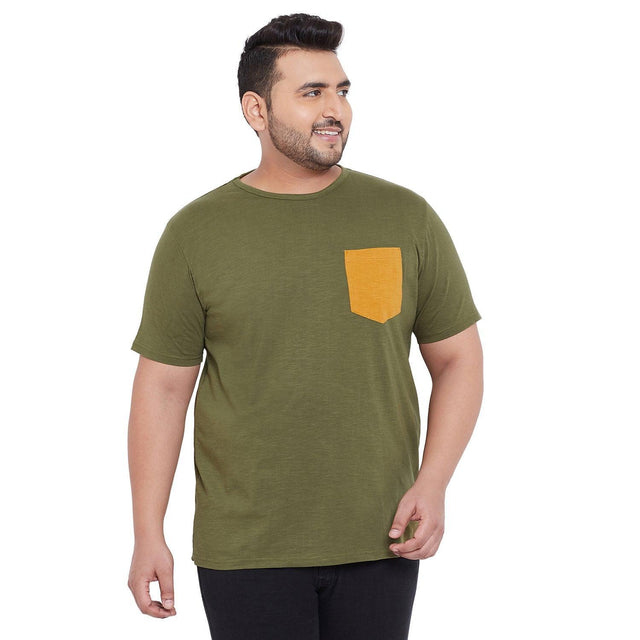 Plus size man wearing olive green t-shirt with mustard chest pocket, casual fashion